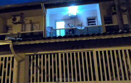 Novinha Casada é Flagrada Fodendo com o Amante na Varanda de Casa!