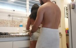amigo de visita maceta safada na cozinha enquanto ela cozinha