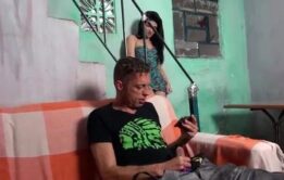 Novinha bate punheta para o tio após flagra com o pau na mão