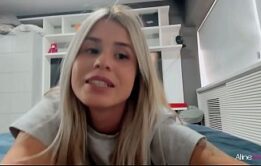 aline novak esfrega os pés em performance de podolatria